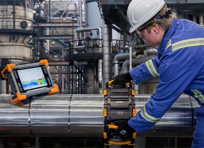 Inspeção de uma tubulação industrial com equipamento de correntes parasitas